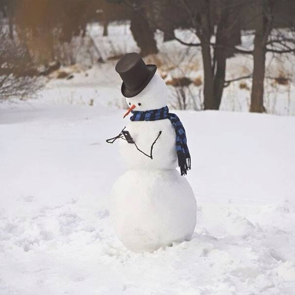 snowman-with-cell-phone-on-fb